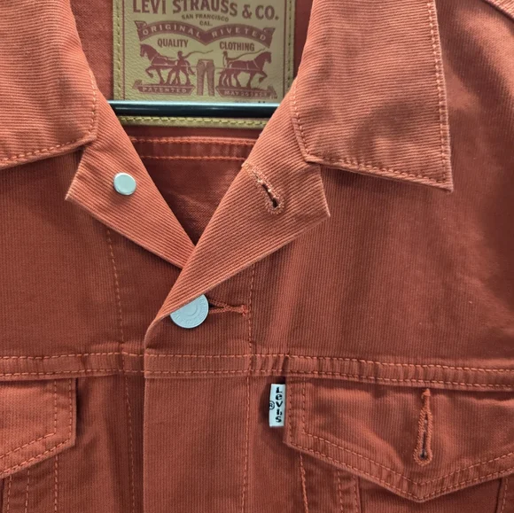 Levis Women’s Size Medium Red Jean Trucker Jacket New with Tags - Picture 3 of 4